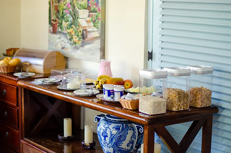 Buffet do café da manhã da Petit Refuge com frutas, iogurtes, cereais e granola em potes