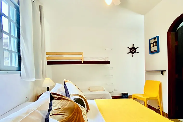 Família Superior da Pousada Petit Refuge com cama de casal, cama alta com grade e cama baixa