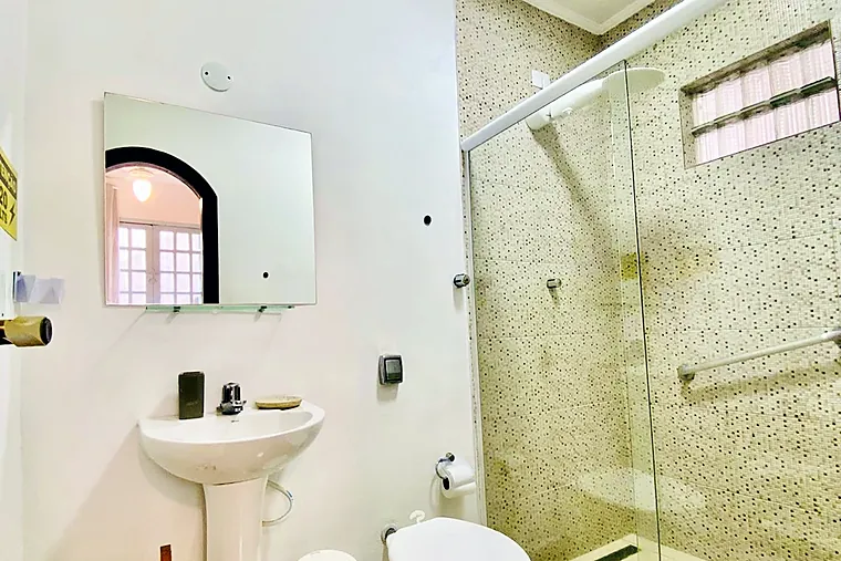 Banheiro da Família Superior da Petit Refuge com pia de coluna e box de vidro